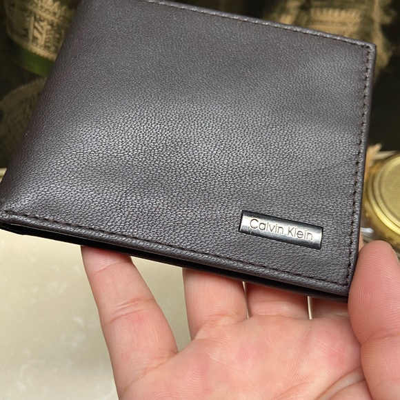 Calvin Klein Leather Wallet. UNISEX - Picture 4 of 11
